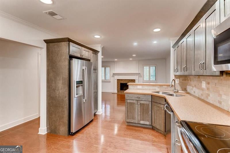Perfect location in East Cobb & super close to The Battery. This updated 2 BR 2 Bath condo is move in ready for you to simply enjoy life. With a beautiful kitchen with all stainless steel appliances featuring granite countertops, great cabinets and large eating area as you enjoy views of the great room and fireplace. All the windows have wooden shutters along with hardwood flooring throughout. The one bedroom has large walk-in closets with lots of storage space. When the upgrades were done all the ceiling are flat without texture. Recessed lighting enhances your experience. The HVAC was replaced in October2024, the HOA replaced all plumbing lines in June 2024. This unit is stepless which is a plus for many. The community is active and just 2.3 miles to Braves games, concerts and the great activities at the Battery. This is a must see unit and we welcome your showings!