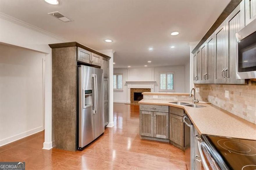 Perfect location in East Cobb & super close to The Battery. This updated 2 BR 2 Bath condo is move in ready for you to simply enjoy life. With a beautiful kitchen with all stainless steel appliances featuring granite countertops, great cabinets and large eating area as you enjoy views of the great room and fireplace. All the windows have wooden shutters along with hardwood flooring throughout. The one bedroom has large walk-in closets with lots of storage space. When the upgrades were done all the ceiling are flat without texture. Recessed lighting enhances your experience. The HVAC was replaced in October2024, the HOA replaced all plumbing lines in June 2024.  This unit is stepless which is a plus for many. The community is active and just 2.3 miles  to Braves games, concerts and the great activities at the Battery. This is a must see unit and we welcome your showings!