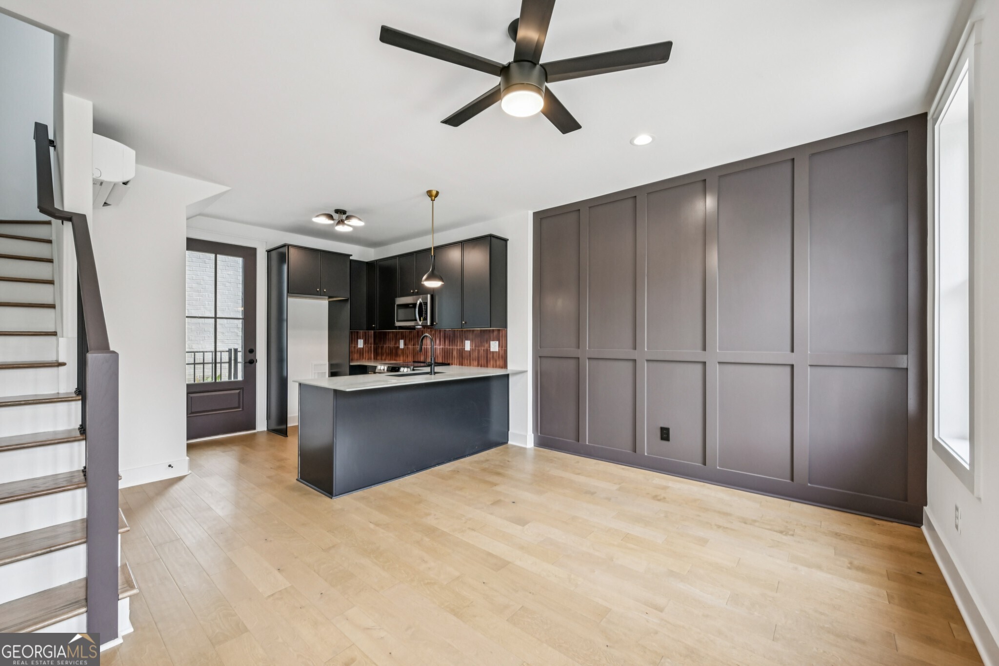 1160 Boulevard SE 10