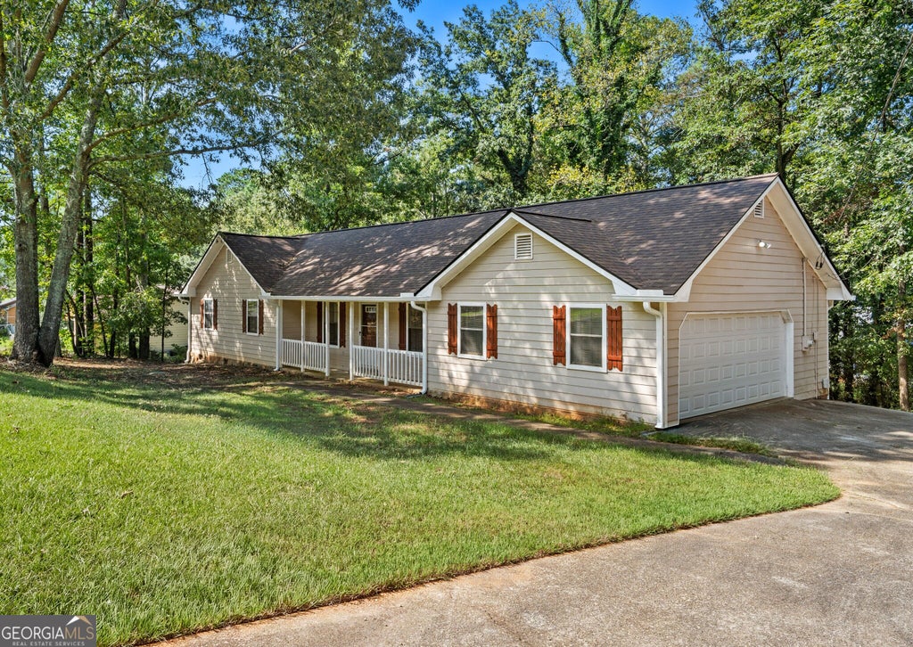 Photo of 212 Farmbrook Parkway E, Stockbridge, GA 30281 (MLS # 10841623)