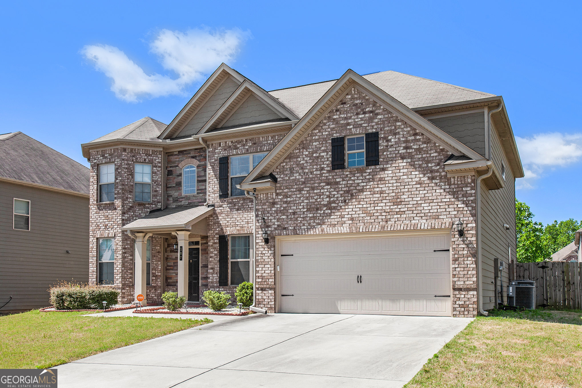 .Imaaculate home on a level ground. This will go quick.