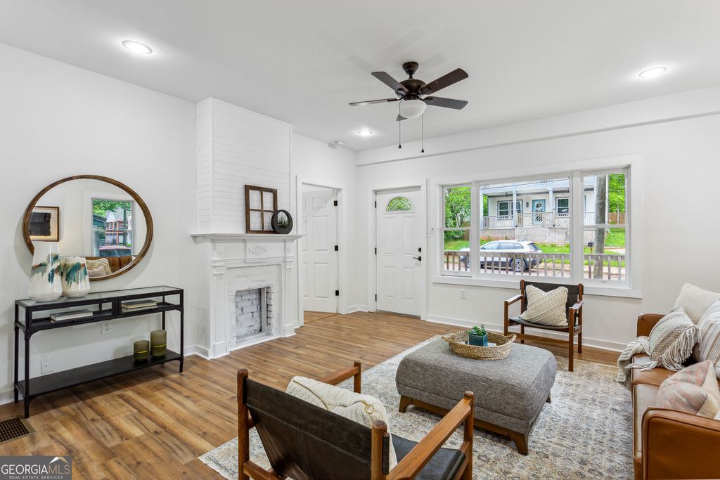 Photo of 698 Garibaldi Street SW, Atlanta, GA 30310 (MLS # 10760040)