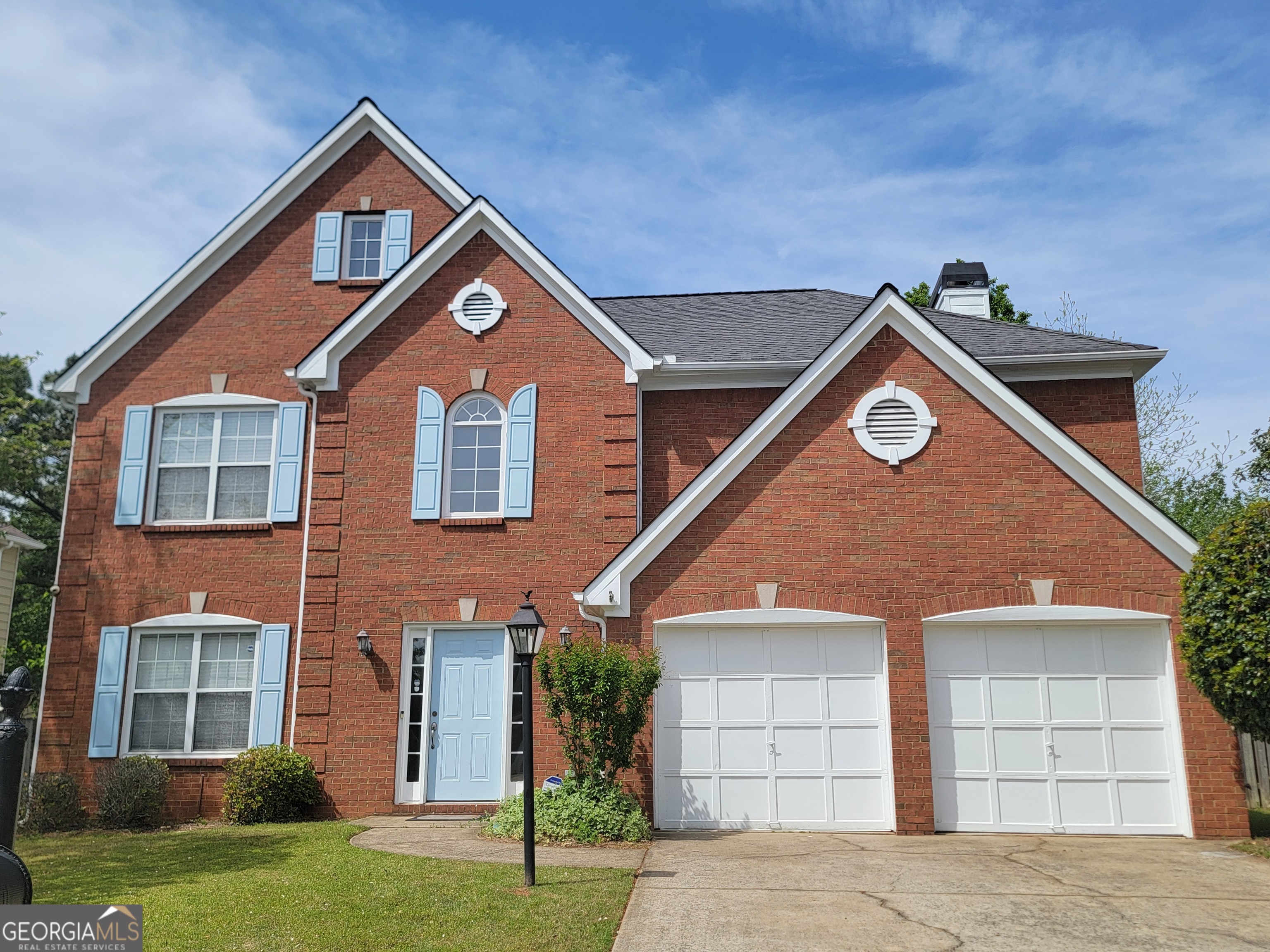 Come make this your new home. This lovely, move-in ready home is light and bright with a huge open floorplan. Carpet and hardwood flooring. At the front of the neighborhood is a large community pool, 3 tennis courts and 2 Pickle ball courts. East Worthington is a friendly, active neighborhood with well-maintained greenspace and sidewalks and is very convenient to I-75/I-575, tons of restaurants and shopping within walking distance. Come take a look!!! SELLER IS MOTIVATED!