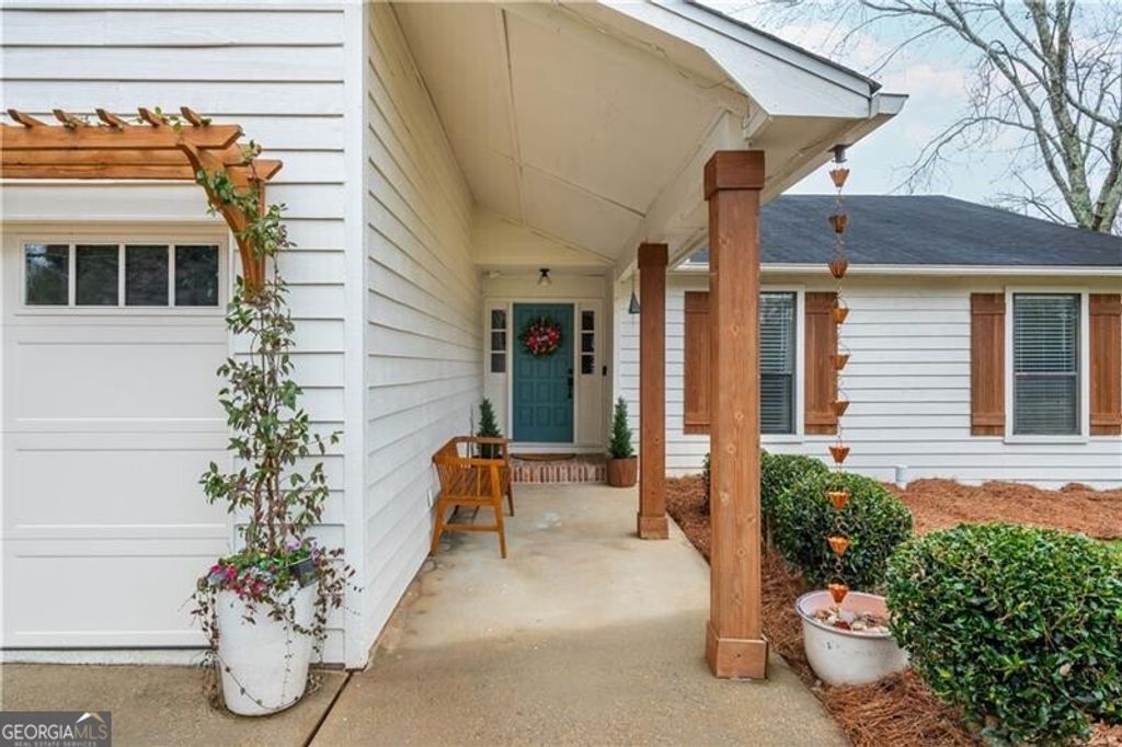 Photo of 610 Spirit Falls Way, Alpharetta, GA 30022 (MLS # 10681154)