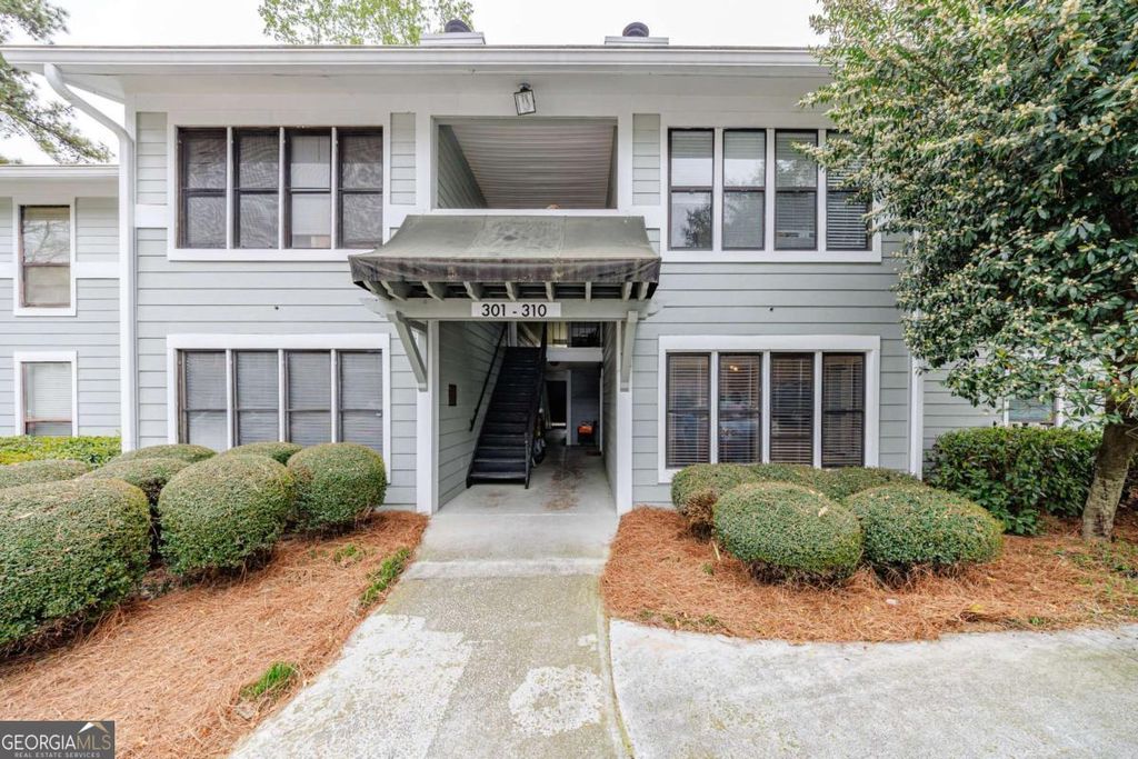 Photo of 303 Summit North Drive NE, Atlanta, GA 30324 (MLS # 10719356)