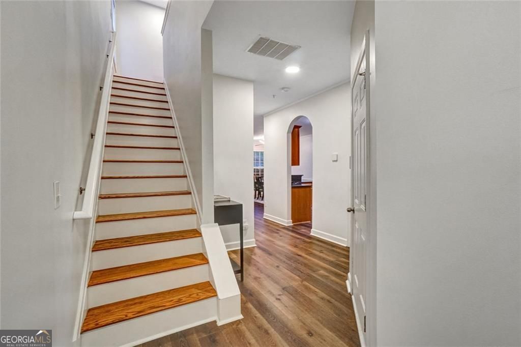 702 Surrey Park PL SE