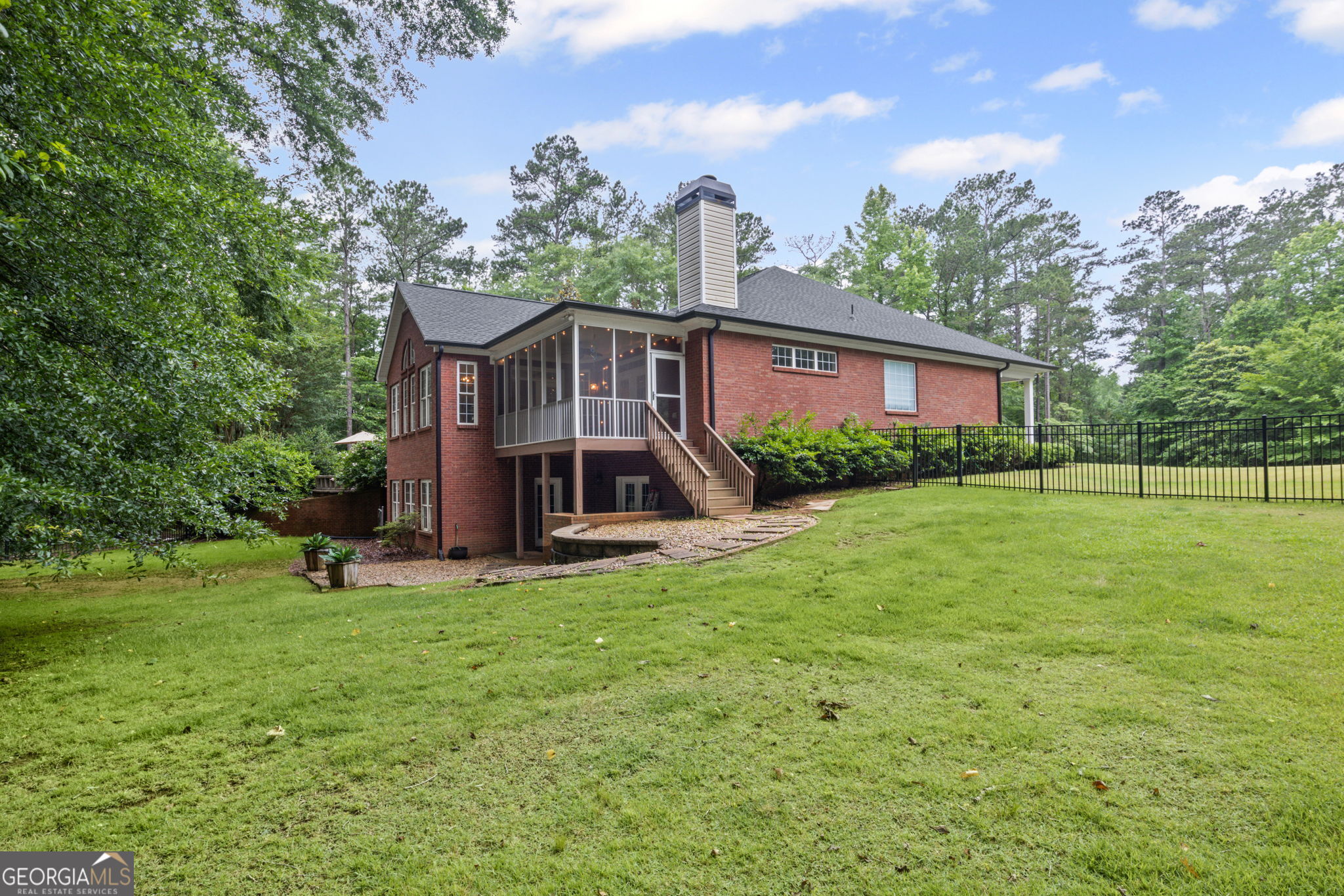 1121 Country Club RD