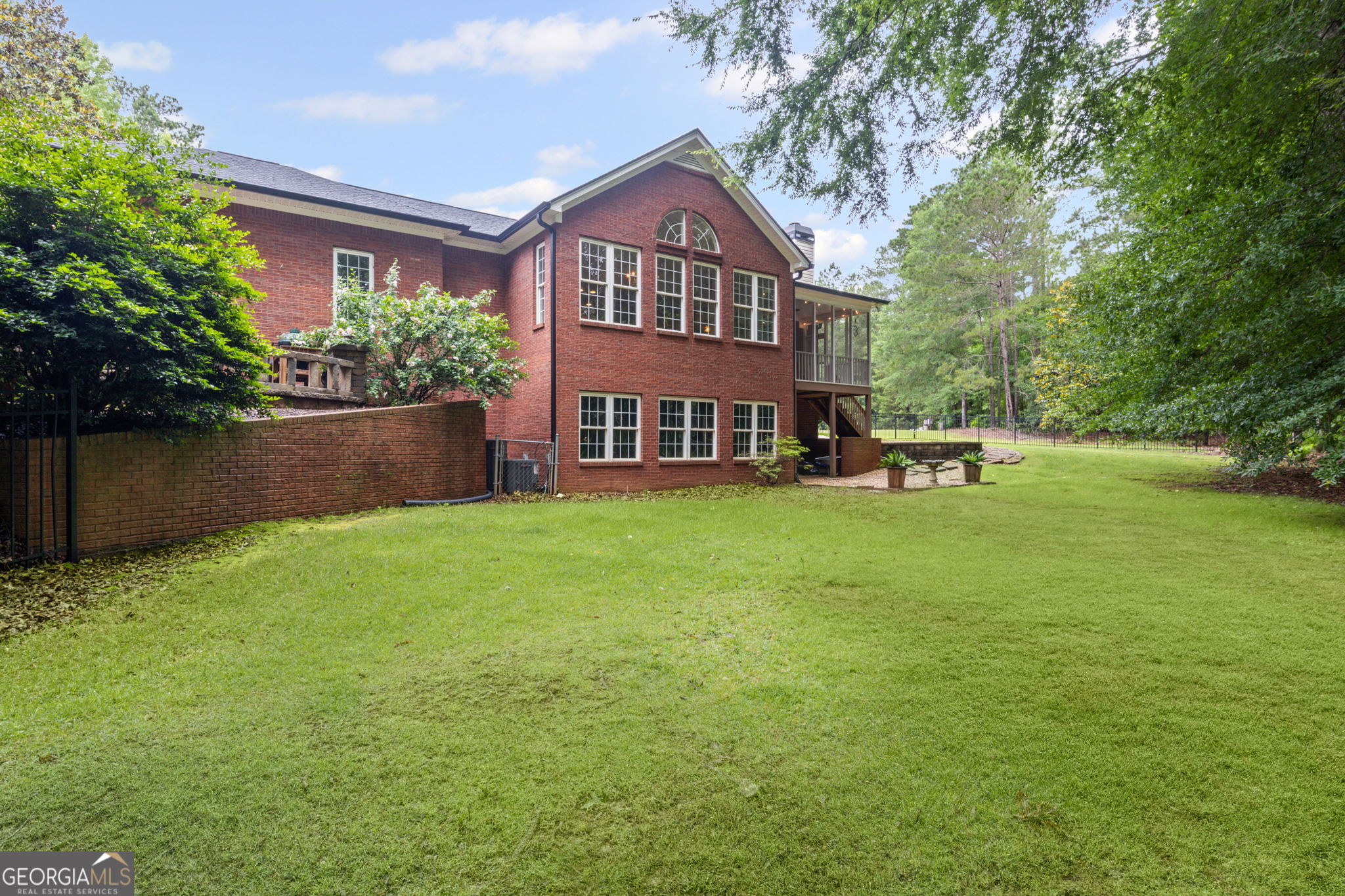 1121 Country Club RD