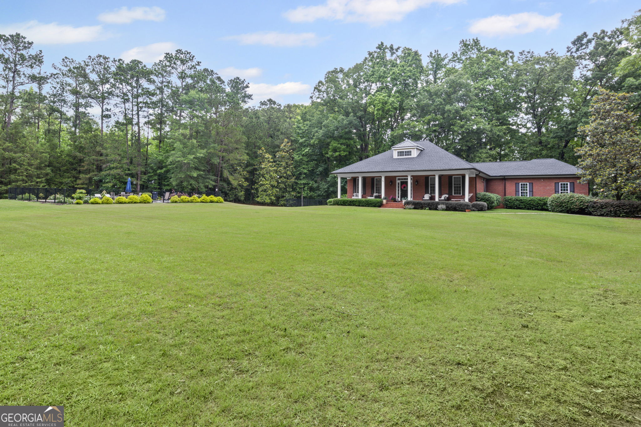 1121 Country Club RD