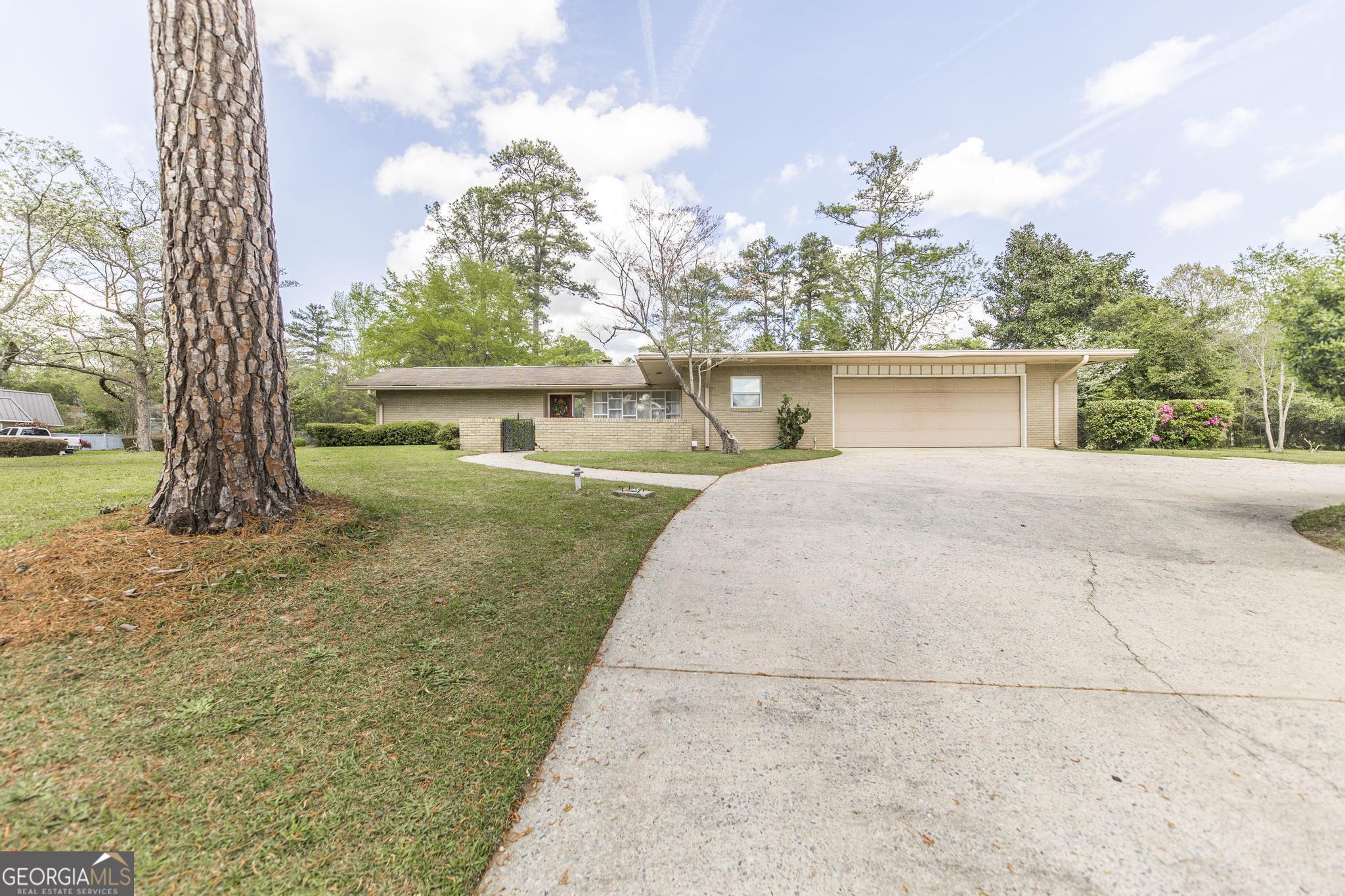 109 Deerwood CIR