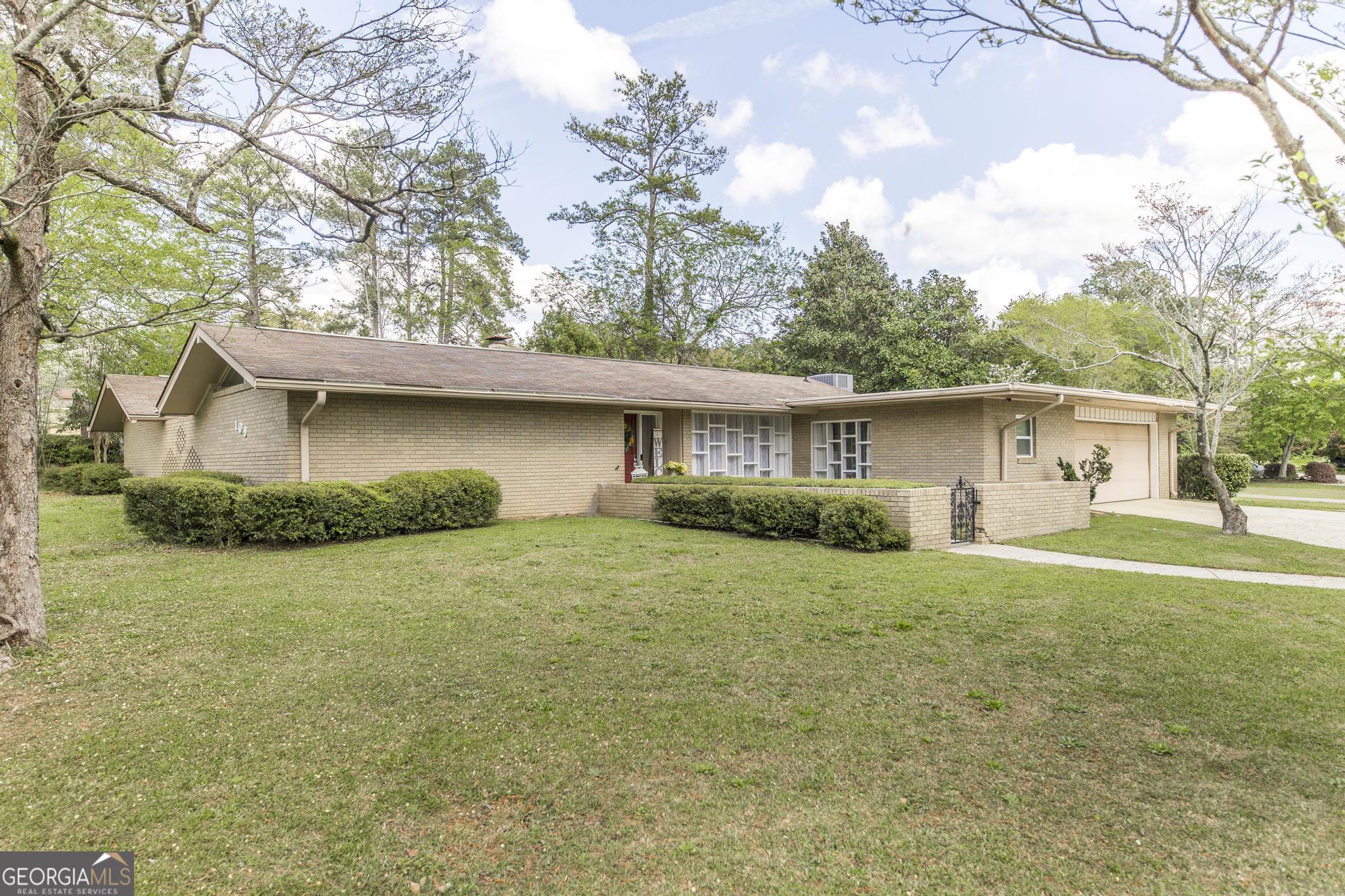 109 Deerwood CIR