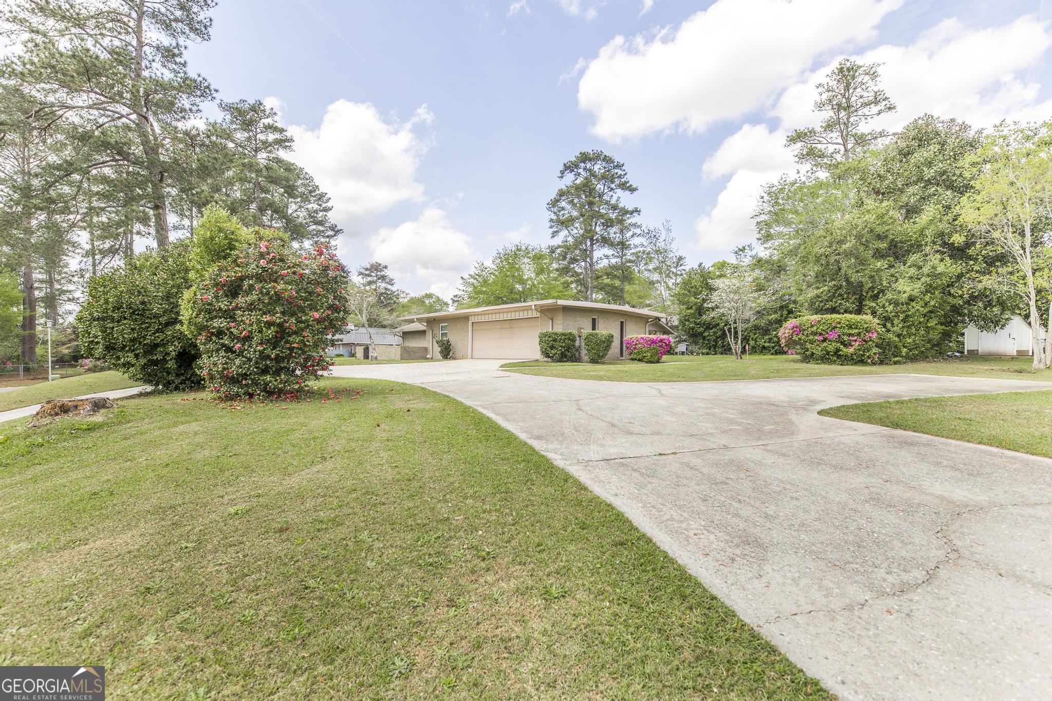 109 Deerwood CIR