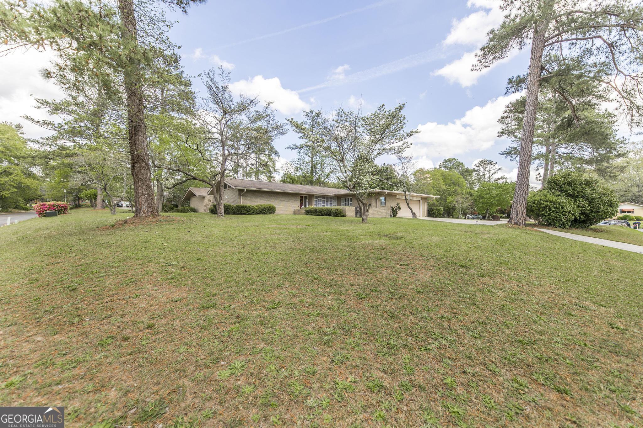 109 Deerwood CIR