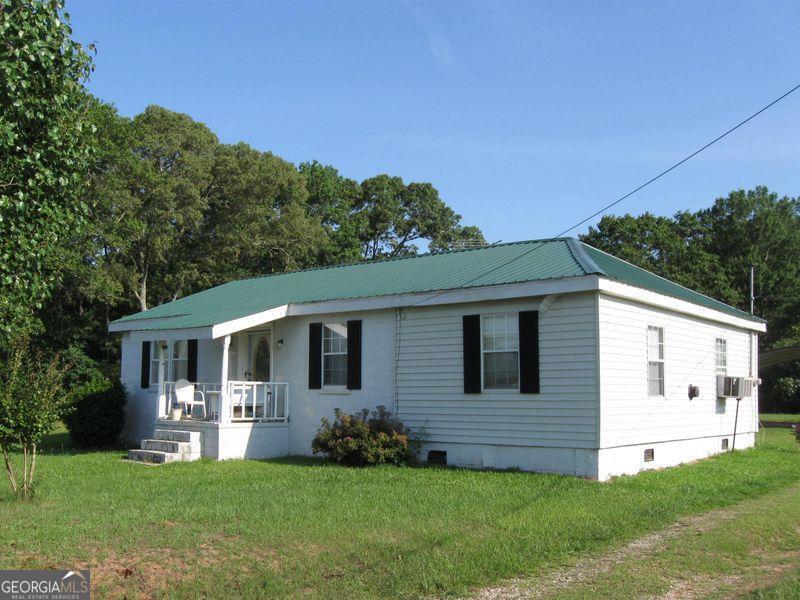 GREAT 3BR/1BA RANCH STYLE HOME ON .95 AC LOT ON GRIFFIN'S SOUTHSIDE. FOYER ENTRANCE. OVER-SIZED LIVING ROOM. EAT-IT KITCHEN. LAUNDRY/MUD ROOM. MASTER ON MAIN W/LARGE CLOSET. 2-ADDITIONAL BEDROOMS ON MAIN. CURRENTLY LEASED - DO NOT DISTURB TENANT. CALL FOR MORE DETAILS!