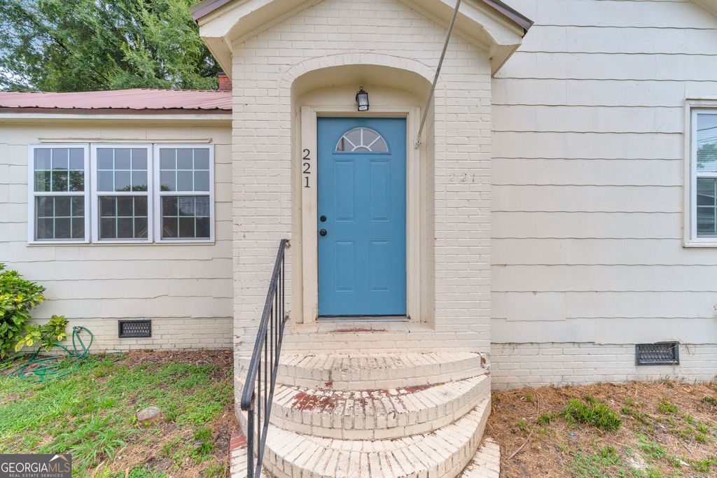 Photo of 221 Edwards Street, Elberton, GA 30635 (MLS # 10814097)