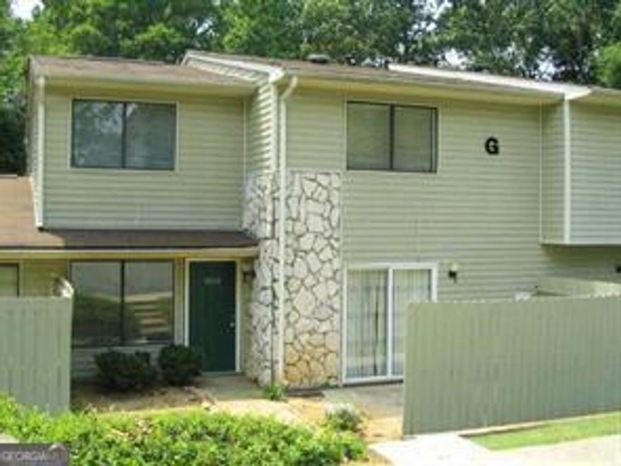 RENOVATED 2 BDRM/2.5 BATH UNIT WITH GRANITE TOPS IN KITCHEN & UPSTAIRS BATH, NEW INTERIOR PAINT. MOVE IN READY
