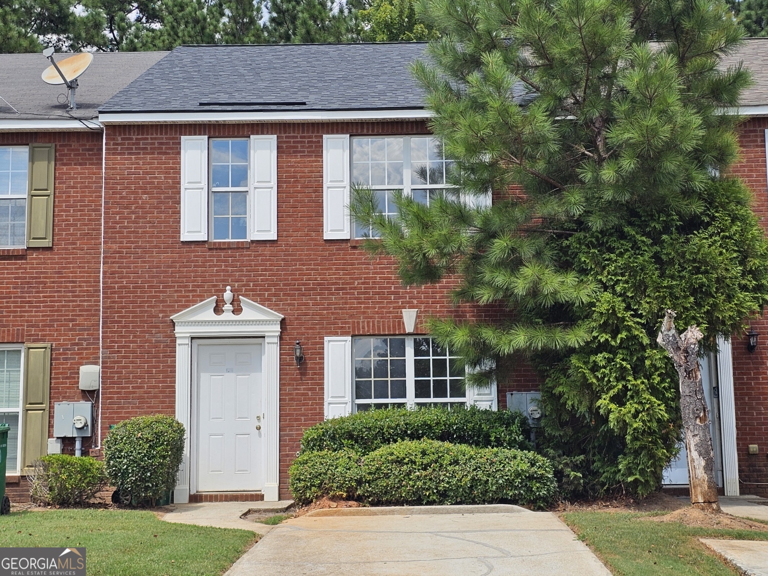 Lovely Lithonia Townhome has been updated and renovated with new paint, new appliances, new carpet and now we need a new tenant. this home has 3 bedrooms and 2 and a half bathrooms the main level has a large open family room that leads to a separate dining room and eat in kitchen with a breakfast bar, with new stainless steel appliances, the kitchen opens to a patio and a private back yard. The upper level has a large master bedroom with a private master bathroom and walk in closet, 2 generous secondary bedrooms and a 2 full bathroom round out the upper level. Call for a showing today.