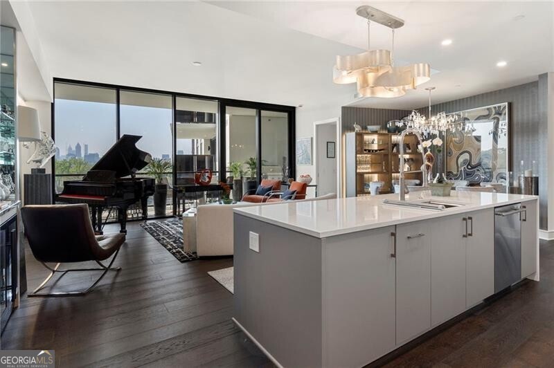 2425 Peachtree RD NE 707