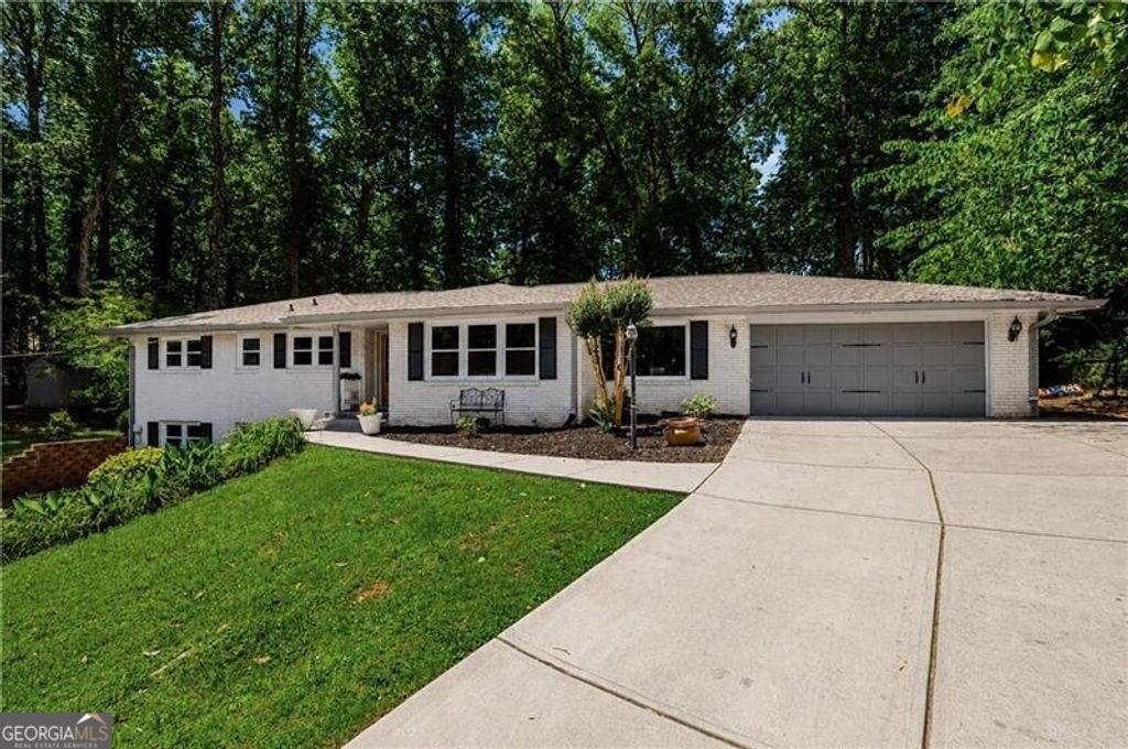Photo of 2825 Overlook Drive NE, Atlanta, GA 30345 (MLS # 10767506)