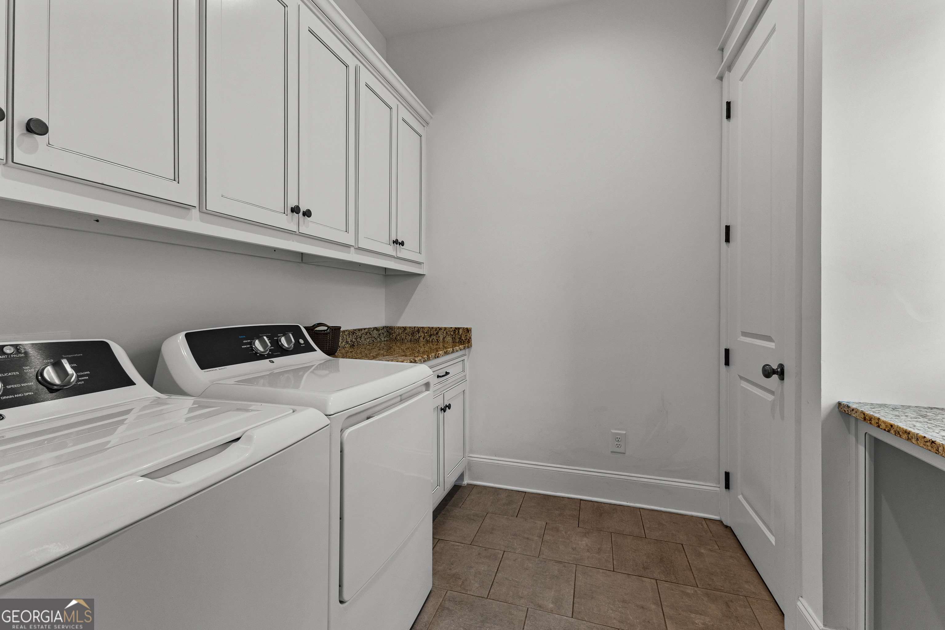 Tyrone, Georgia 30290, United States, 5 Bedrooms Bedrooms, ,5 BathroomsBathrooms,Residential,Pending,151123