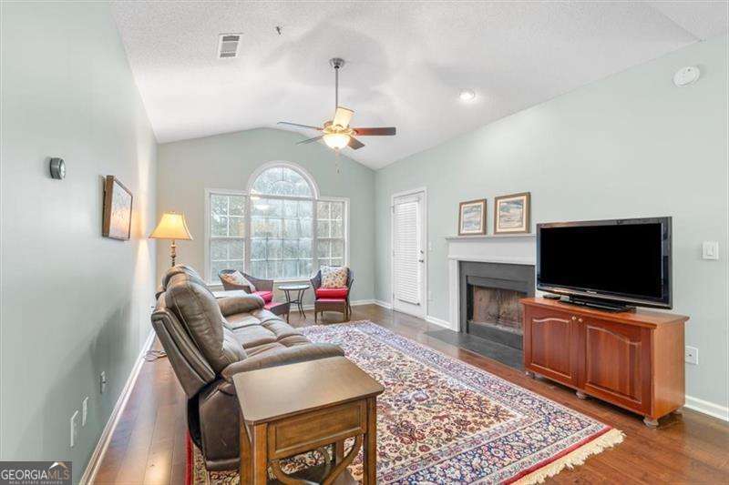 803 Spring Heights LN SE