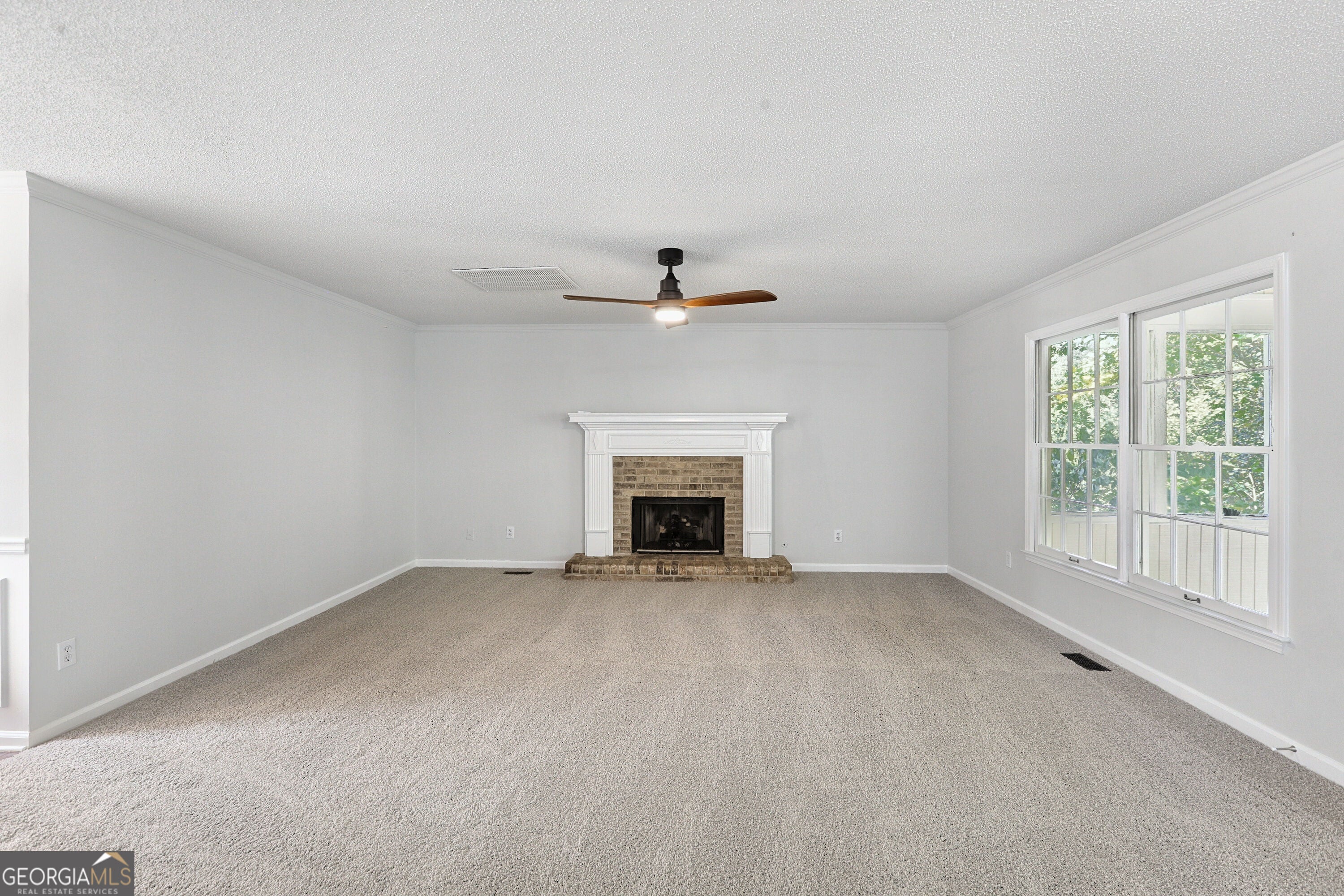 1077 Angel LN
