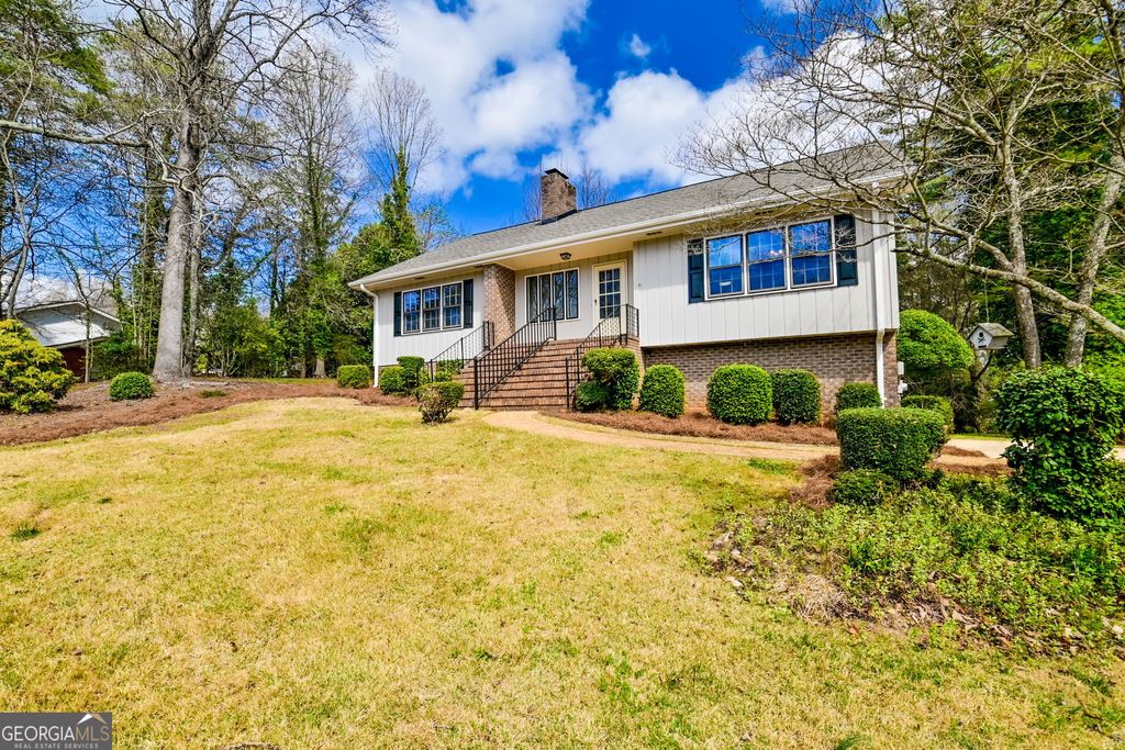 Photo of 1297 Lakeshore Circle, Gainesville, GA 30501 (MLS # 10709371)