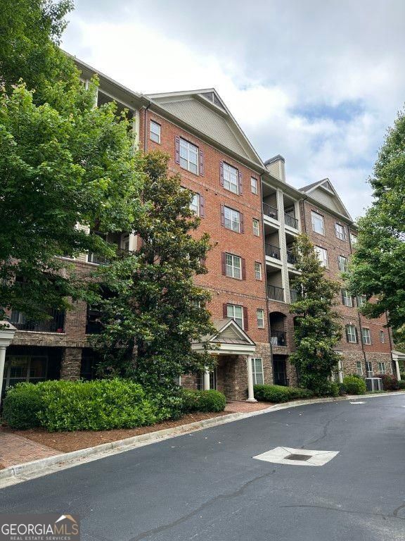 Well maintained 1 bedroom condominium in gated community, this unit comes with dining room, open kitchen with island and bar, living room, bedroom, desk at the end of hallway, balcony, laundry room with front loading washer and dryer, full bath with shower/tub combo, gated access to the building, one assigned parking space outside, club house, swimming pool, very quiet neighborhood, close to schools, close to retail centers, 5 minutes drive to I-285, must see!!!