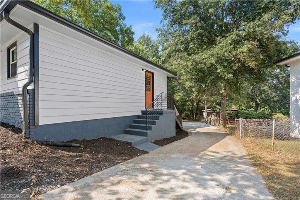 Photo of 33 Smyrna Powder Springs Road SE, Marietta, GA 30060 (MLS # 10756845)