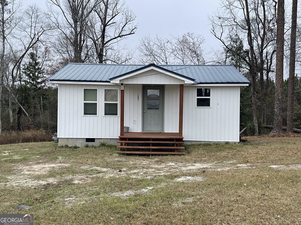 Looking for that small town country life but yet with 20 minutes to shopping, restaurants and entertainment (Vidalia or Dublin). This small-town cottage gives you that tiny home appeal with upgrades, upgraded flooring and remodeled throughout.