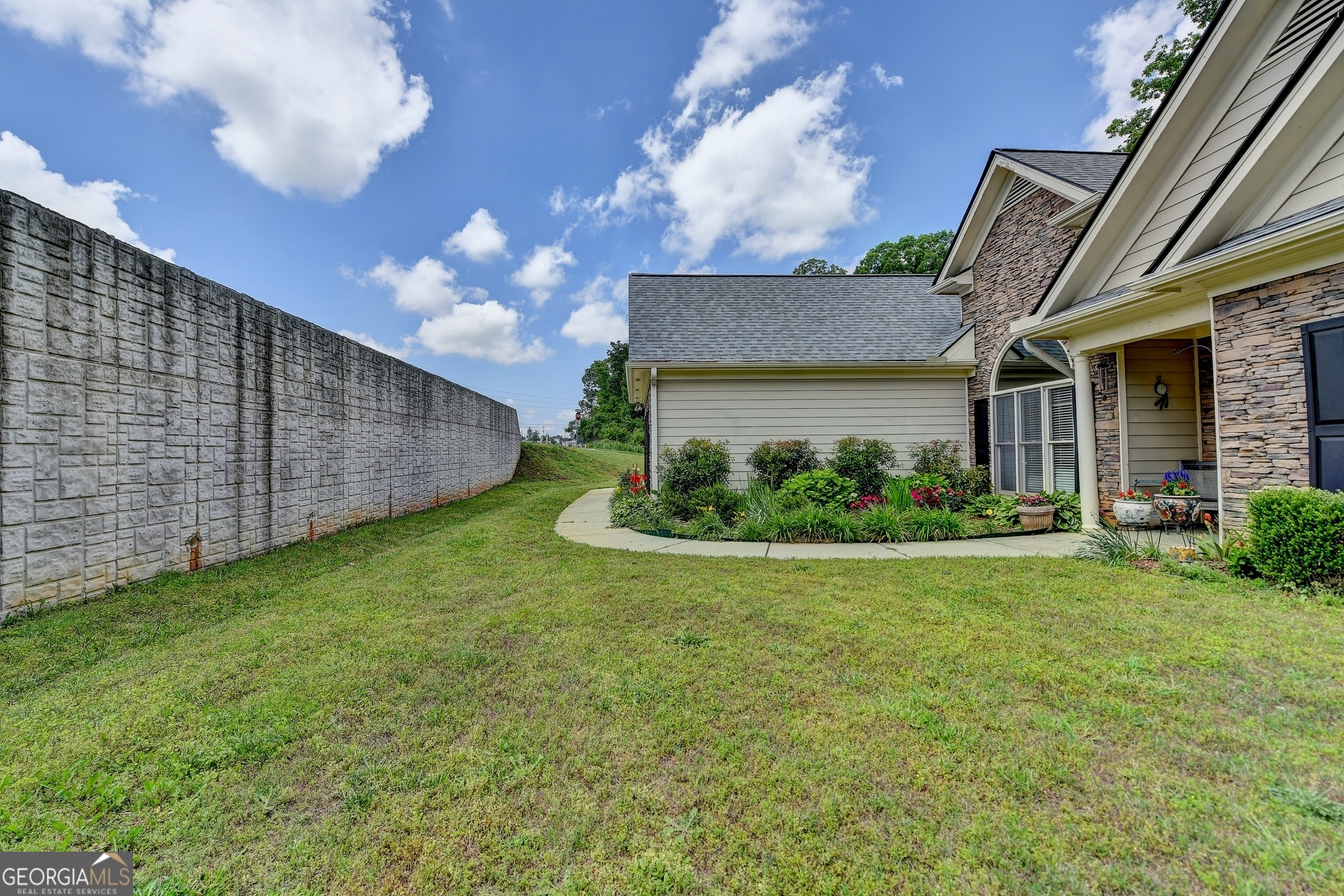 1815 Sharon RD