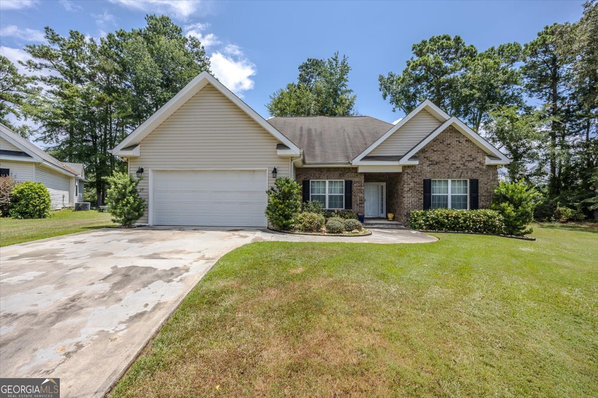Terrific Location In North Macon Close To Expressway, Restaurants And Shopping. One Level Well Cared For Home! Big Master And Two Nice Size Bedrooms On The Opposite Side. Bright And Cheery With A Nice Private Back Yard. You Will Love this Easy Well Priced Patio Home In A Fabulous Location!