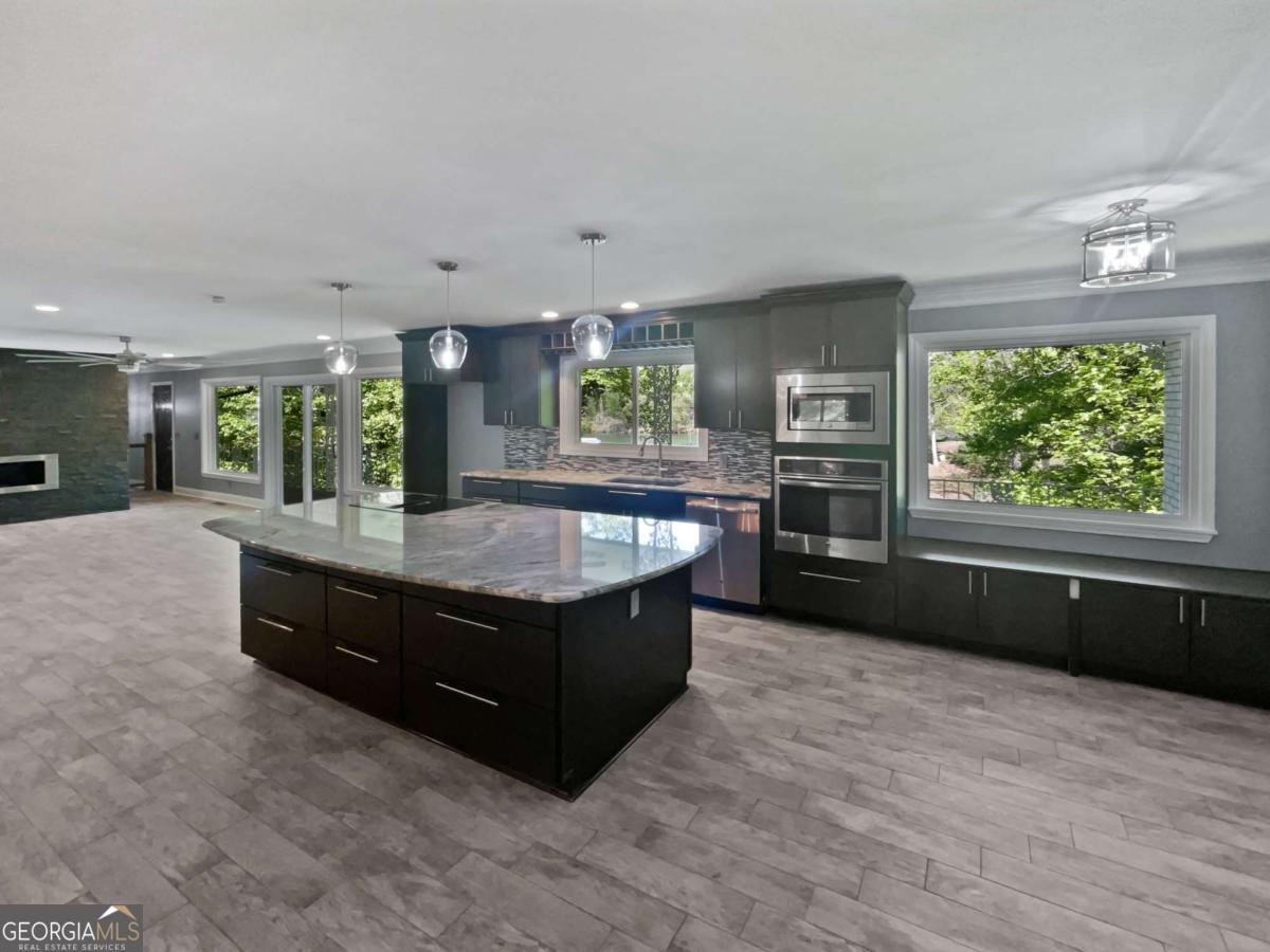 6095 Blackberry LN