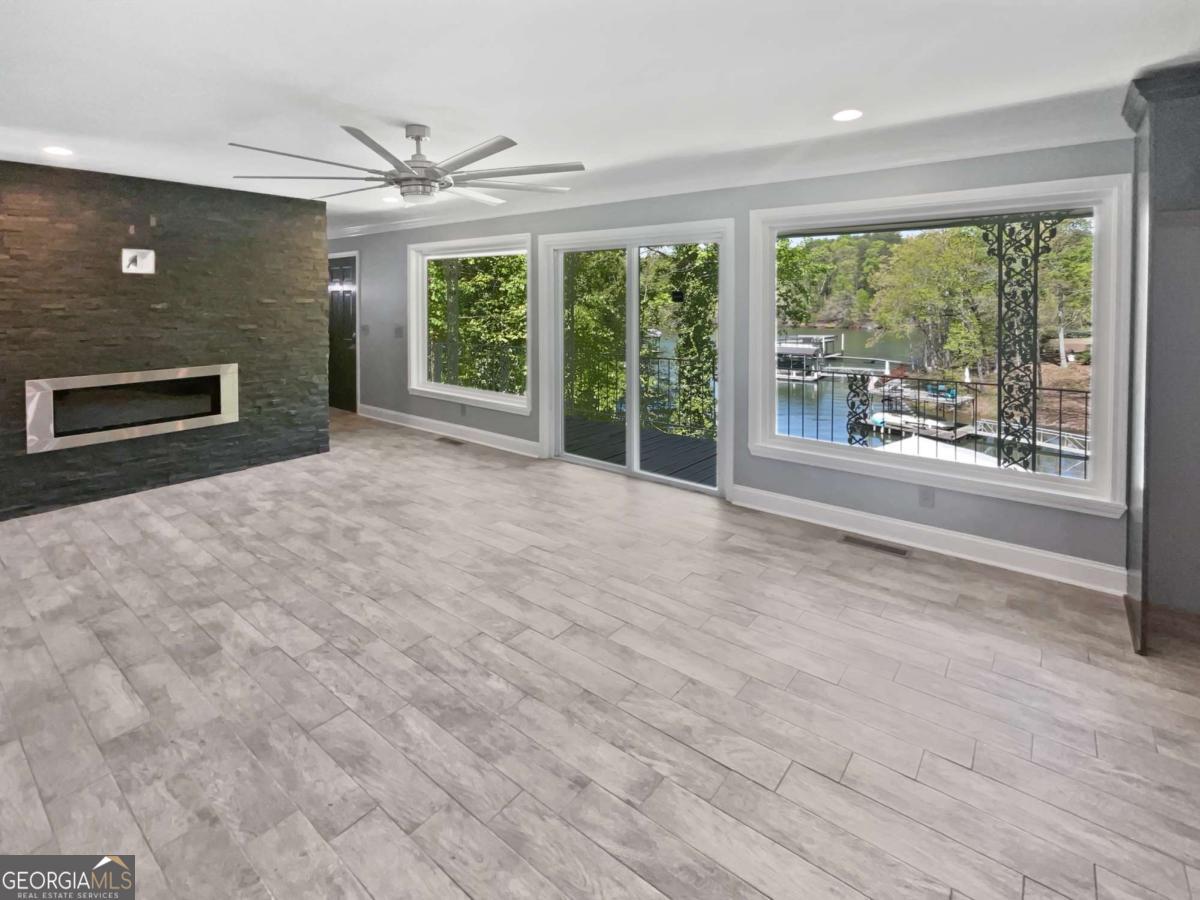 6095 Blackberry LN