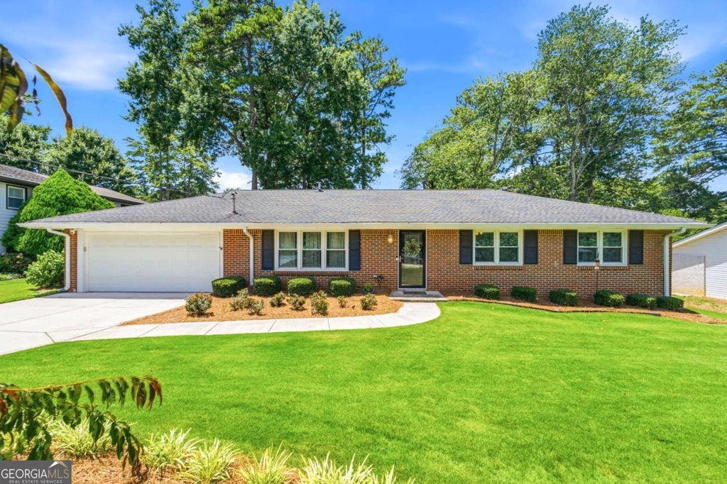 Photo of 734 Huntington Place SE, Marietta, GA 30067 (MLS # 10811040)