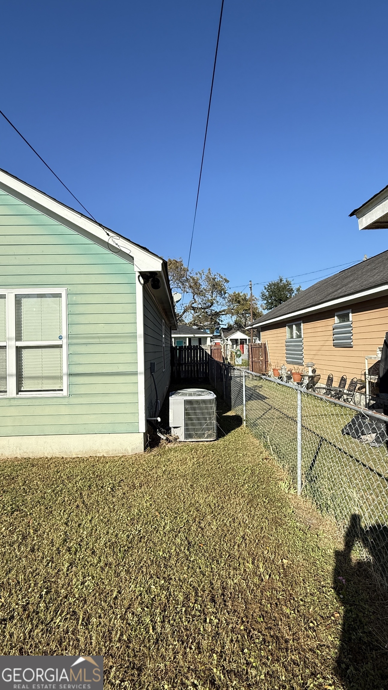 1219 E Waldburg ST