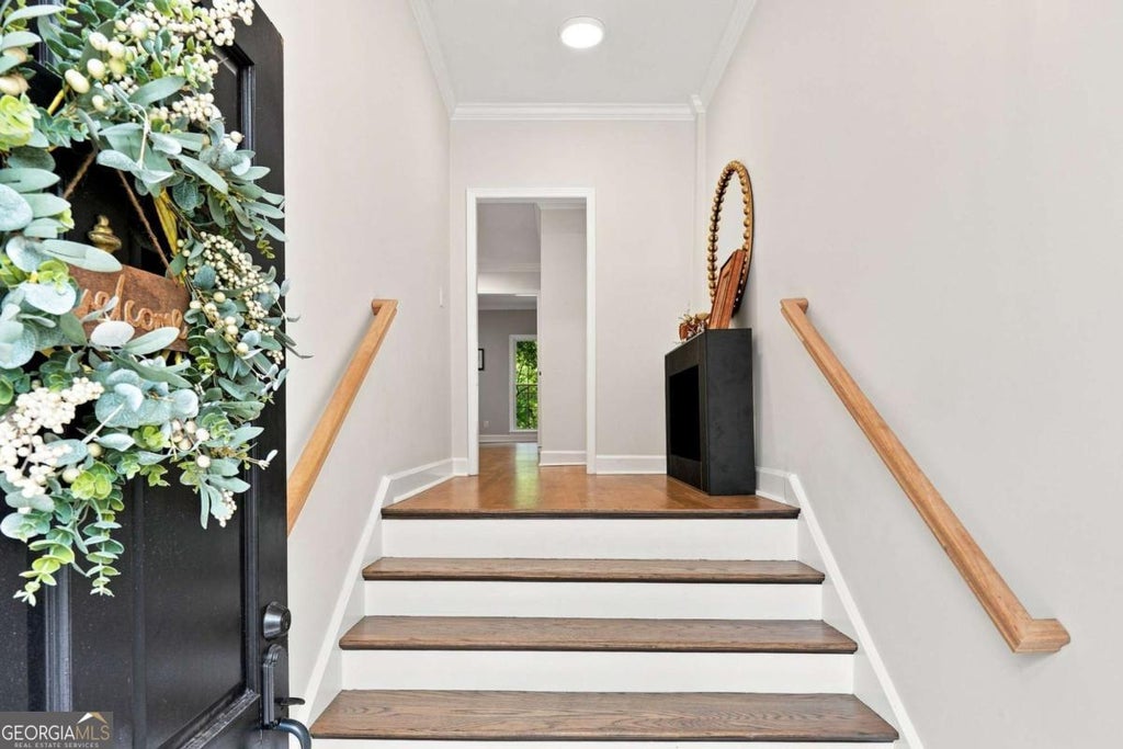 Photo of 423 Jefferson Circle, Atlanta, GA 30328 (MLS # 10805933)