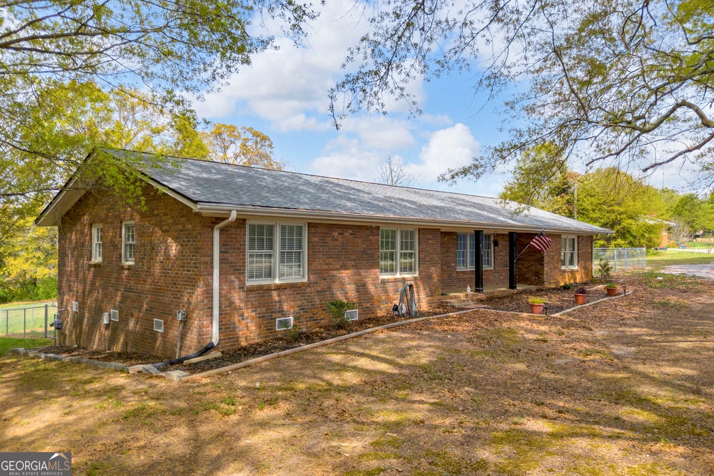 Photo of 450 N Clarks Creek Road, Martin, GA 30557 (MLS # 10867653)
