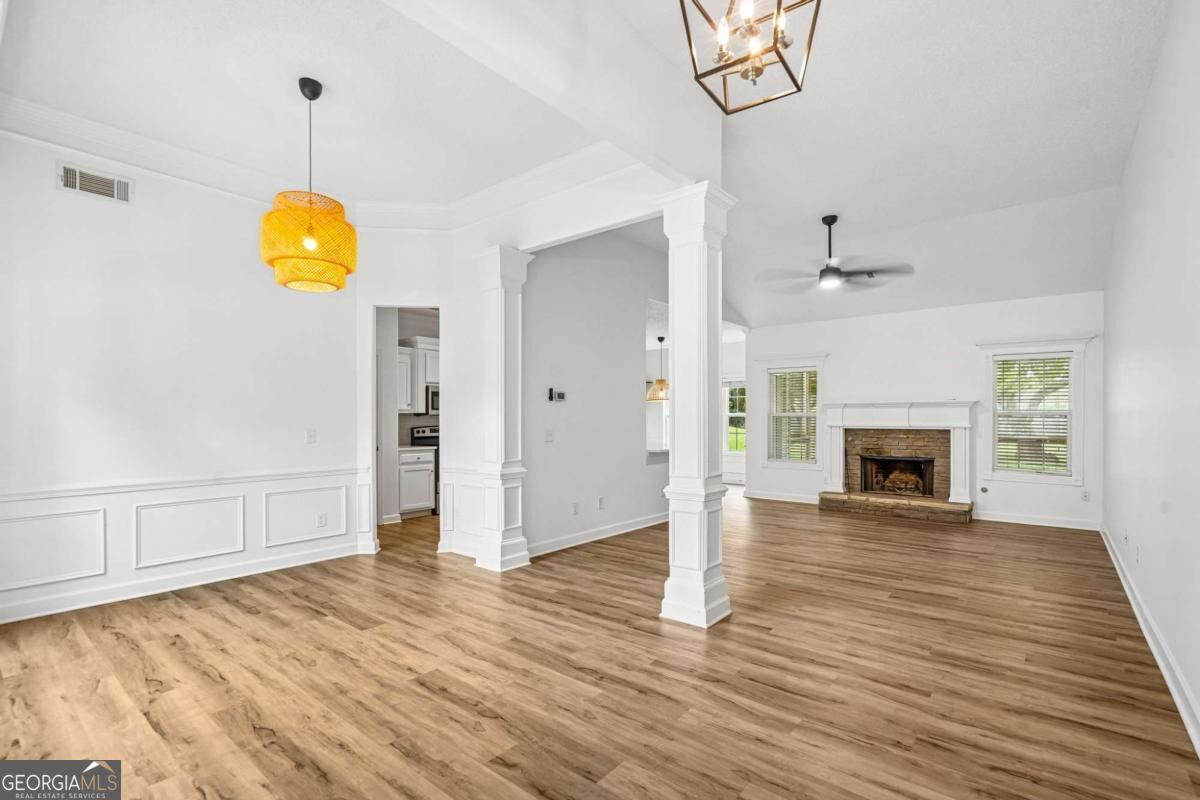 399 Laurel Oaks LN
