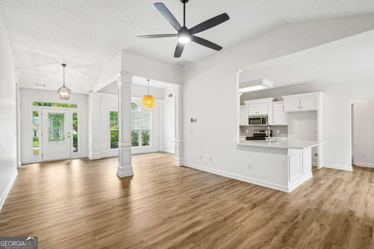 399 Laurel Oaks LN