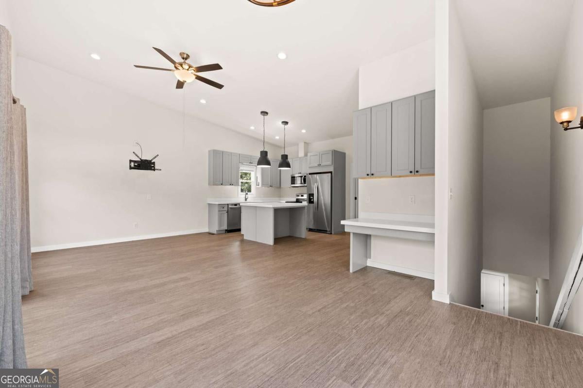 221 Columbus DR