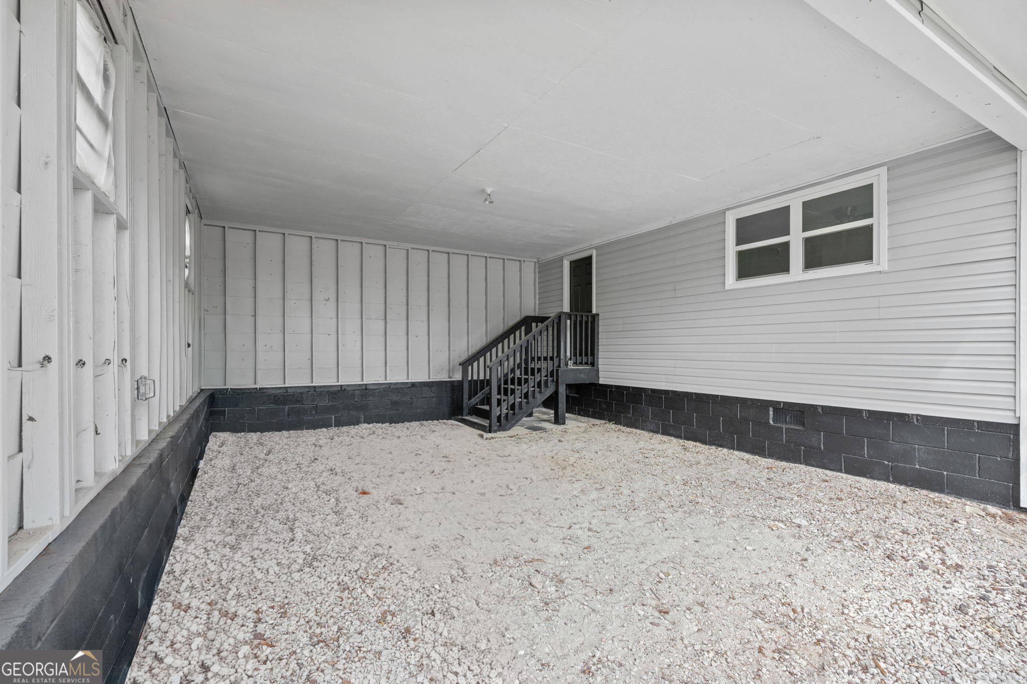 2563 Highway 81 E