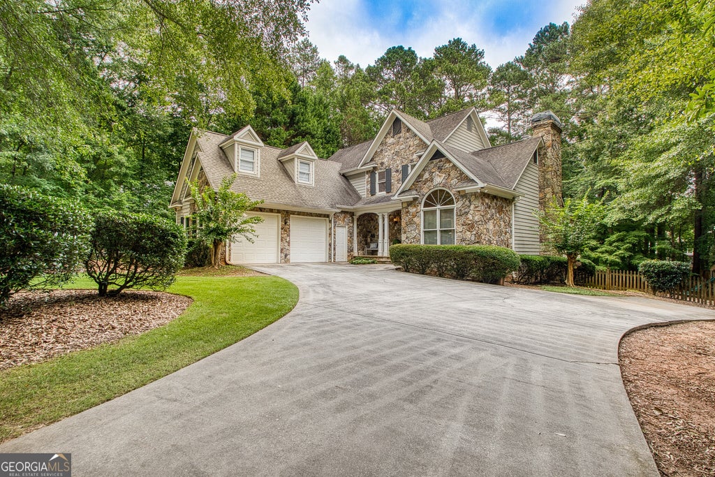 Photo of 22 Shoreline Drive, Newnan, GA 30263 (MLS # 10794660)