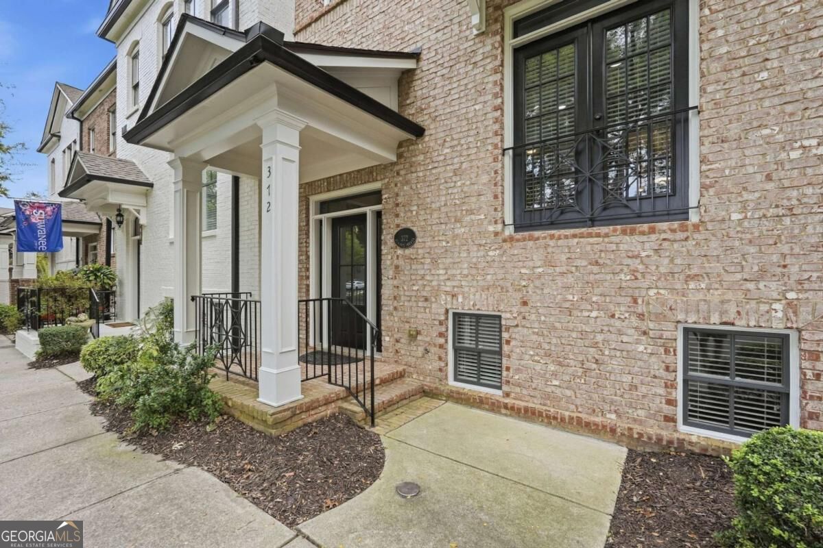 372 Suwanee AVE