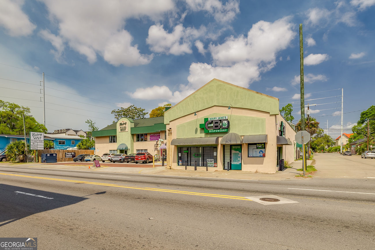 302 W Victory DR