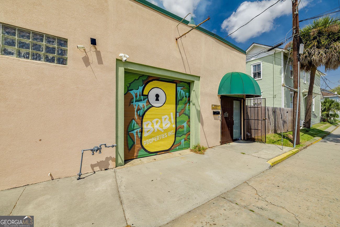 302 W Victory DR