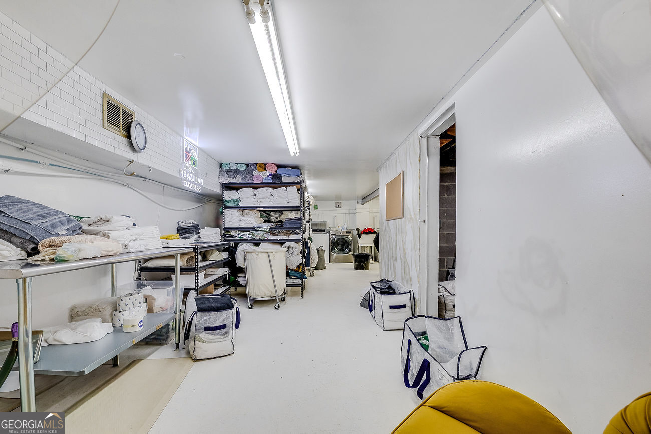 302 W Victory DR