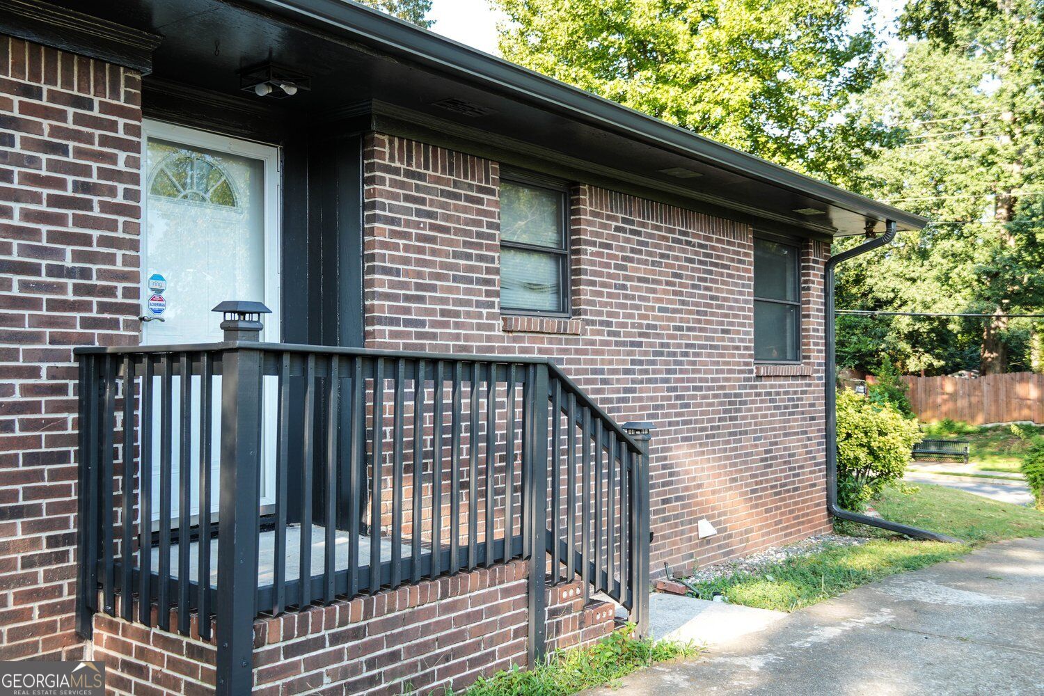 933 Rowland ST