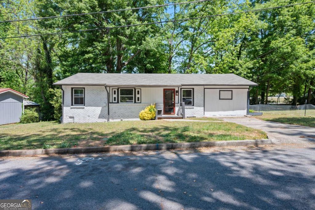 Photo of 100 Pine Circle, Jonesboro, GA 30236 (MLS # 10738133)