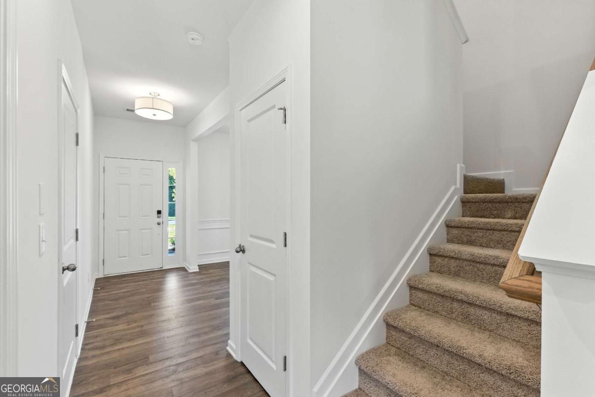 16 Madison LN